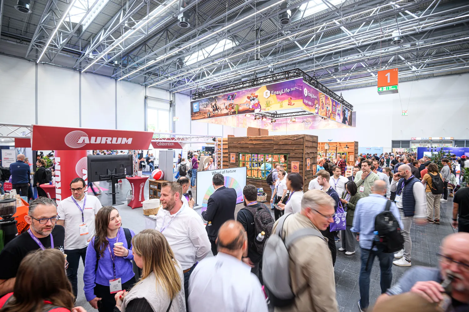 Attendees talking to exhibitors on the ECS expo floor