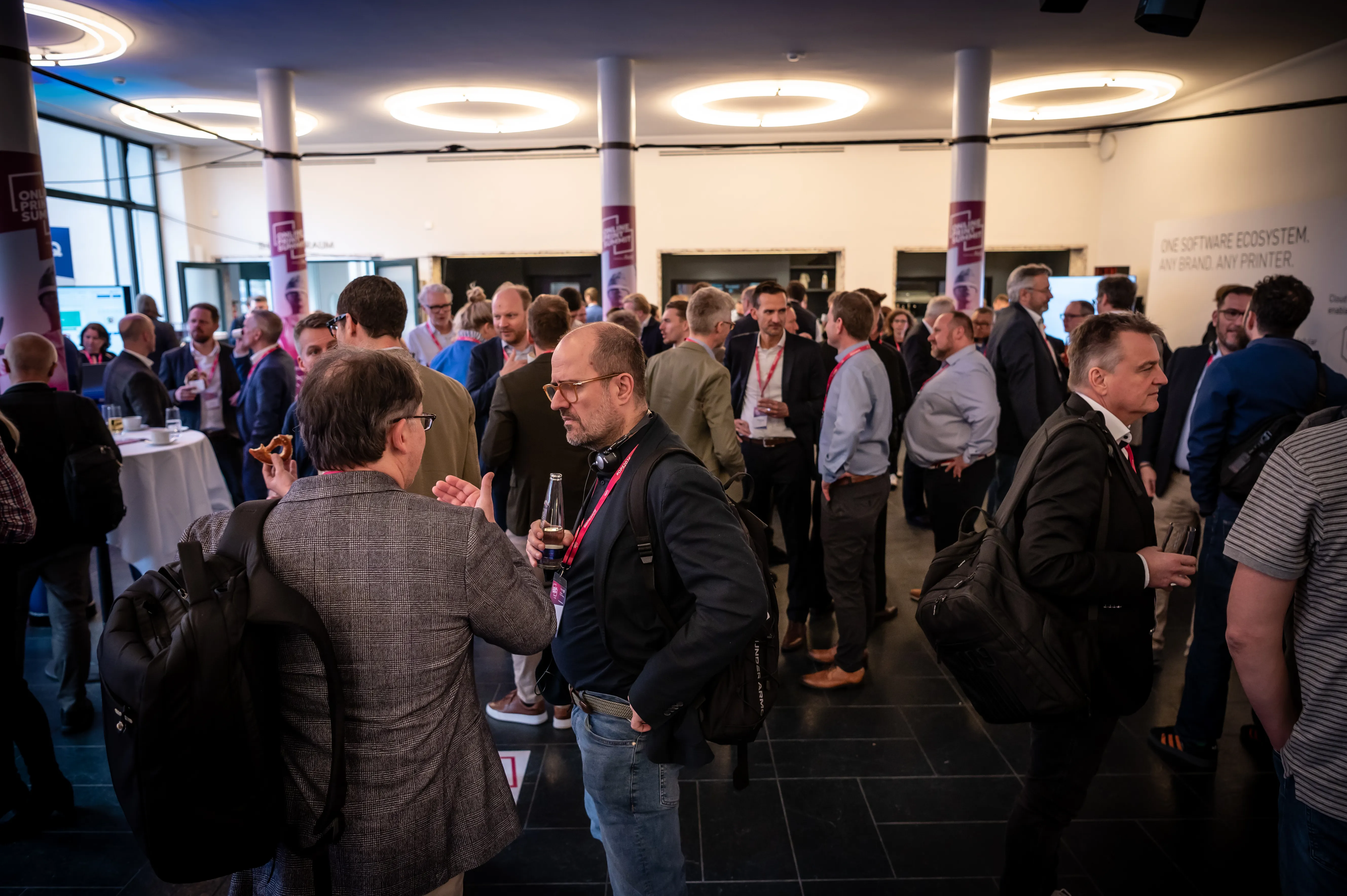 Gäste im Gespräch an den Partnerständen des Online Print Summit